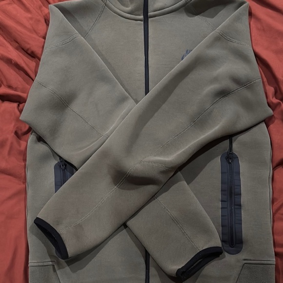 Nike Tech Jacket - Picture 4 of 6